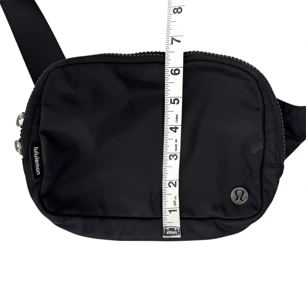 Lululemon Everywhere Belt Bag Black 1L Women’s OS - Picture 8 of 12